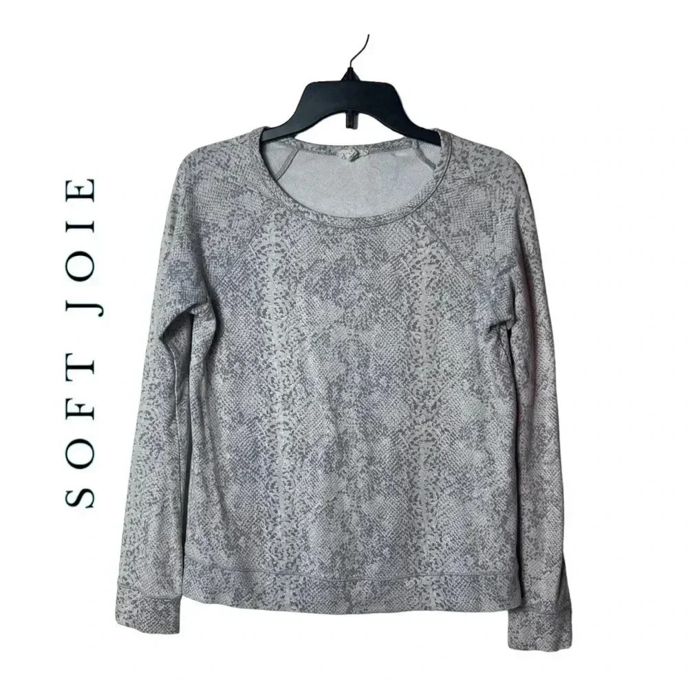 1374. SOFT JOIE LONG SLEEVE TOP SNAKE PRINT PATTERN GRAY/WHITE IN COLOR